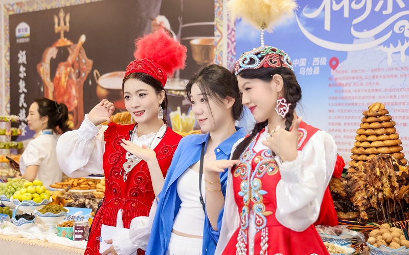 《广西民族报》报道：一场舌尖上的民族团结盛宴